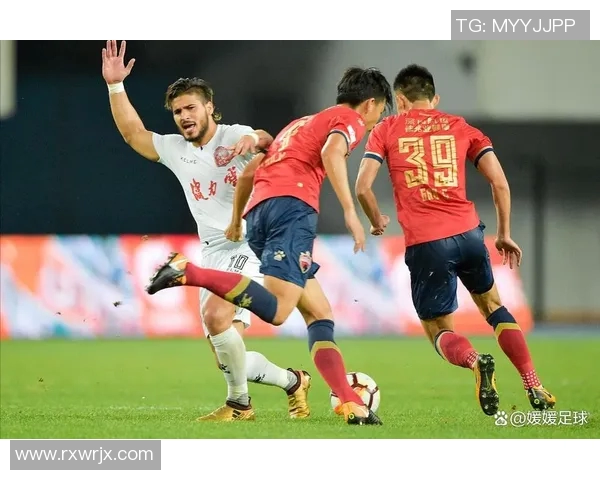 上海足球队领跑最新足球团队协作排行榜前十名分析与展望