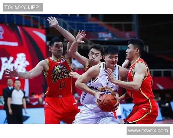 北京篮球队在选拔赛中以99分稳居积分榜首位,表现出色引发关注 北京篮球队在选拔赛中以99分稳居积分榜首位,表现出色引发关注