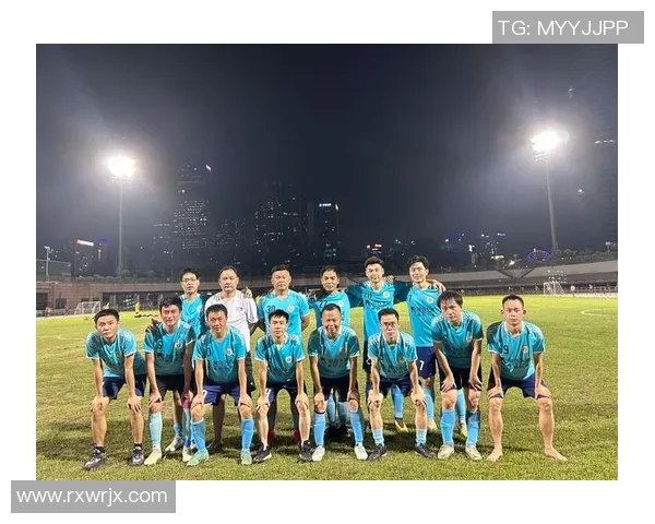 足球明星与啤酒的完美结合高清图片展现球场激情与畅快饮酒体验 足球明星与啤酒的完美结合高清图片展现球场激情与畅快饮酒体验