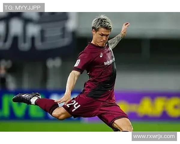 足球明星在豪华游艇上踢球的精彩瞬间视频分享